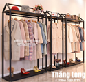 Kệ trang trí shop quần áo có vai trò như thế nào