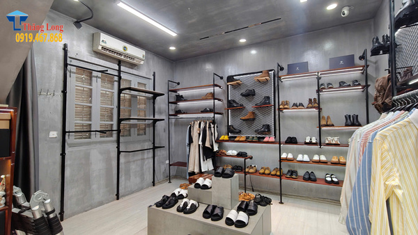 Lắp đặt kệ treo quần áo cho shop thời trang nam