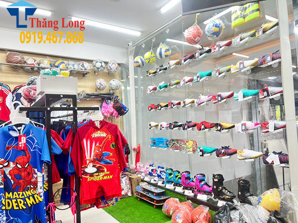 Lắp đặt kệ trưng bày đồ thể thao cho cửa hàng Sanh Sanh Sport