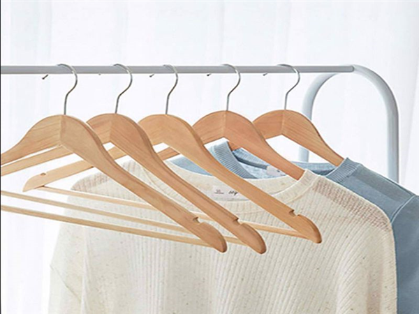 Móc treo quần áo bằng gỗ - nên mua ở đâu để vừa đẹp vừa bền?
