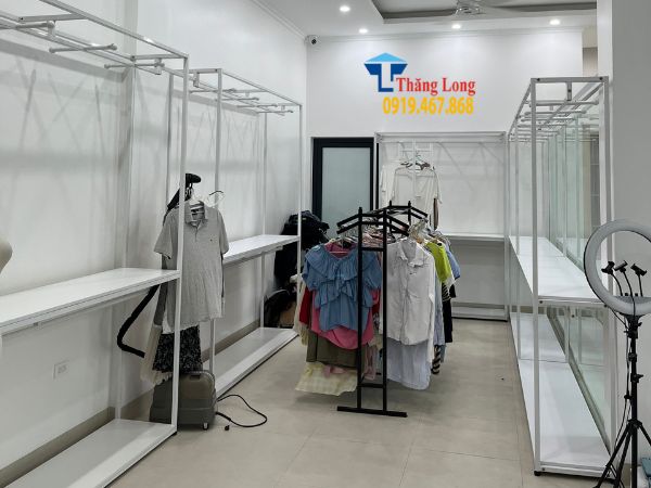 c&aacute;ch đầu tư kệ treo quần &aacute;o theo từng giai đoạn ph&aacute;t triển shop 