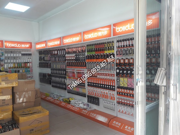 cách tính số lượng móc treo phụ kiện cho mỗi mô - đun kệ trưng bày