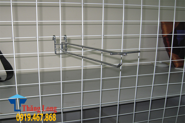 hướng dẫn cách gắn móc treo trên giá lưới siêu thị 