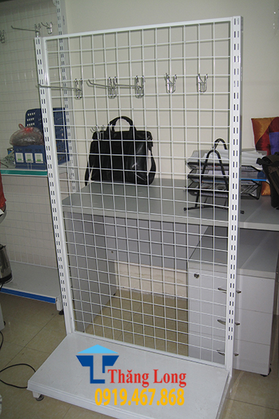 hướng dẫn cách gắn móc treo trên giá lưới siêu thị 