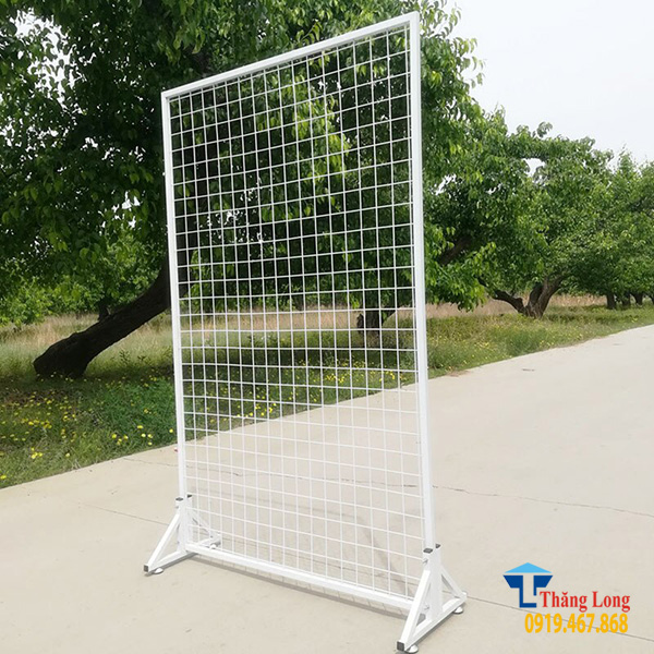 hướng dẫn cách gắn móc treo trên giá lưới siêu thị 