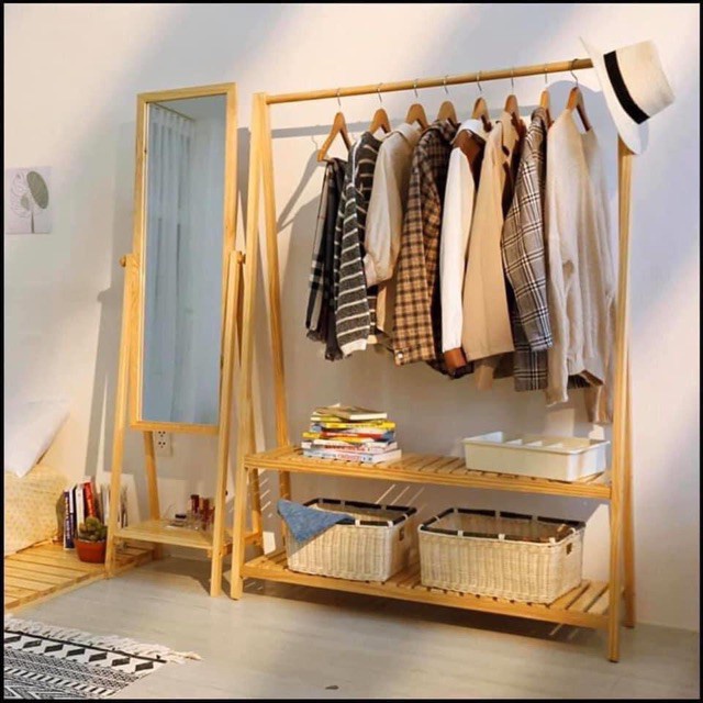 Kệ treo quần &aacute;o gỗ v&agrave; b&iacute; quyết tạo điểm nhấn cho cửa h&agrave;ng 