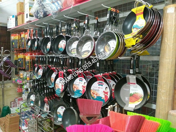 Khi n&agrave;o n&ecirc;n sử dụng kệ si&ecirc;u thị c&oacute; m&oacute;c treo thay cho kệ b&igrave;nh thường
