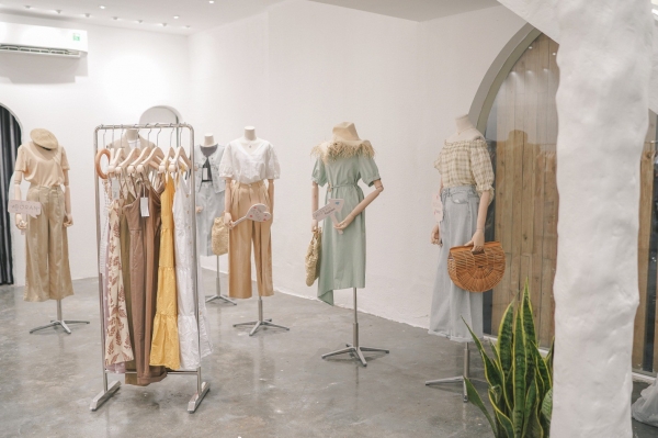 mẹo trưng bày quần áo bán chạy trong shop