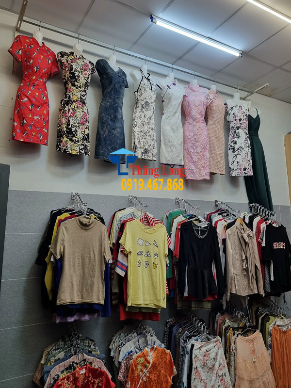 Giá treo quần áo gắn tường inox giá rẻ cho shop nhỏ