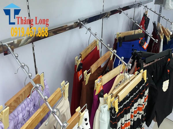 Giá treo quần áo gắn tường inox giá rẻ cho shop nhỏ