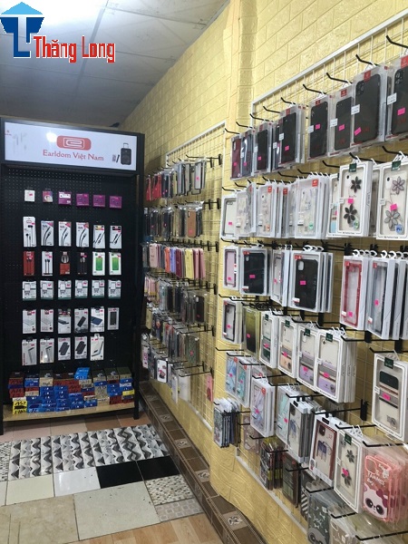 Lắp đặt kệ treo phụ kiện điện thoại cho cửa hàng tại Cần Giuộc, Long An