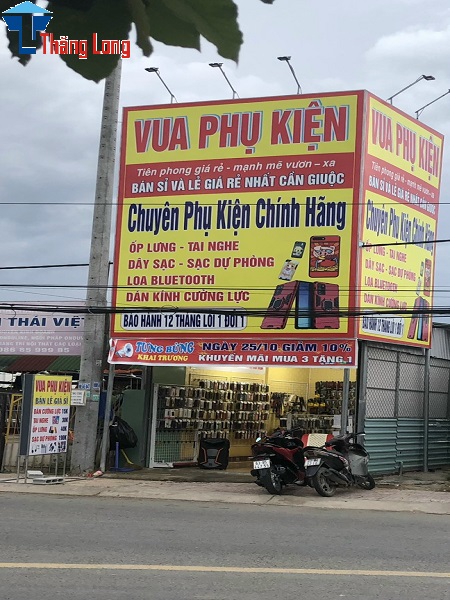 Lắp đặt kệ treo phụ kiện điện thoại cho cửa hàng tại Cần Giuộc, Long An
