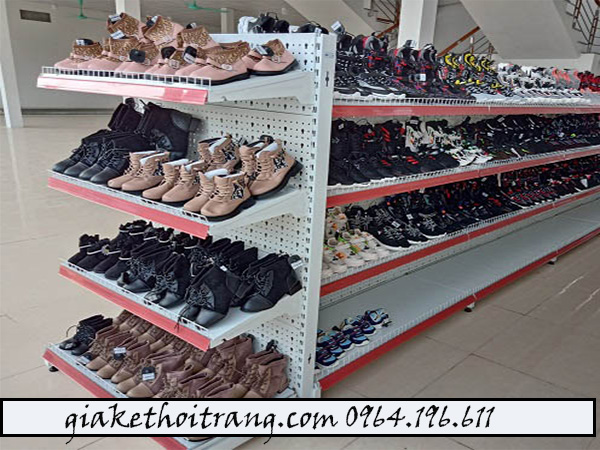 Lưu ý quan trọng khi mua kệ trưng bày giày dép cho cửa hàng
