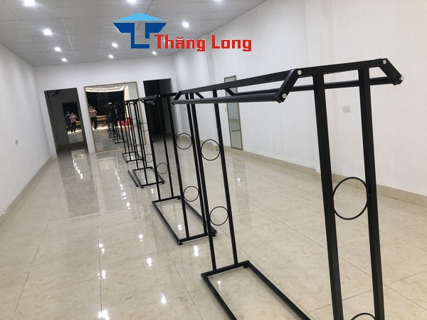 Những mẫu giá treo quần áo cho shop có diện tích nhỏ