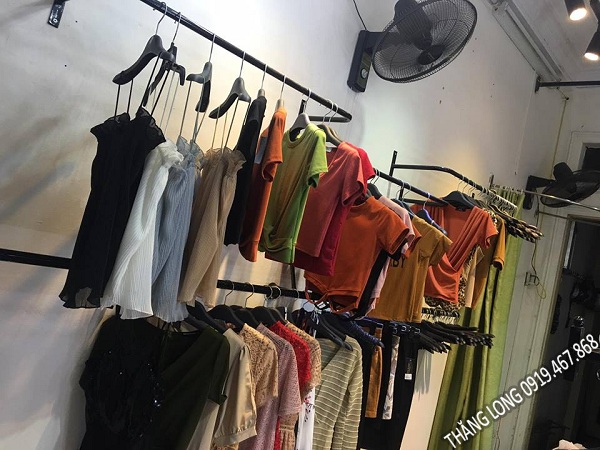 Những mẫu giá treo quần áo cho shop có diện tích nhỏ